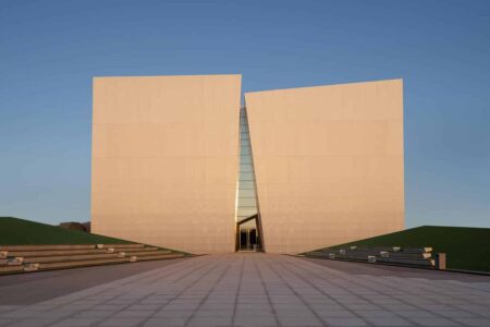 Palacio de congresos. AOE Architecture. Edificio blanco. Chapa perforada | aoe architecture roomdiseno7