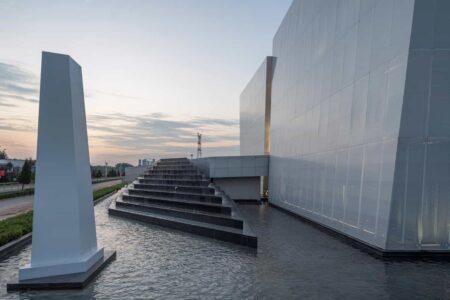 Palacio de congresos. AOE Architecture. Edificio blanco. Chapa perforada | aoe architecture roomdiseno8