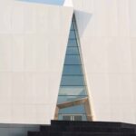 Palacio de congresos. AOE Architecture. Edificio blanco. Chapa perforada | aoe architecture roomdiseno9
