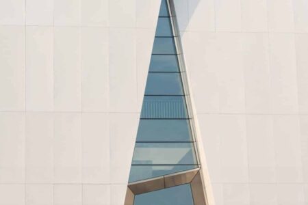 Palacio de congresos. AOE Architecture. Edificio blanco. Chapa perforada | aoe architecture roomdiseno9