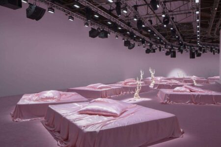 Acne Studios. camas rosas. Palais de Tokyo. desfile de moda. kitsch | acne studios3
