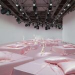 Acne Studios. camas rosas. Palais de Tokyo. desfile de moda. kitsch | acne studios6