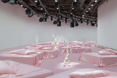 Acne Studios. camas rosas. Palais de Tokyo. desfile de moda. kitsch | acne studios6
