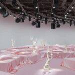 Acne Studios. camas rosas. Palais de Tokyo. desfile de moda. kitsch | acne studios7