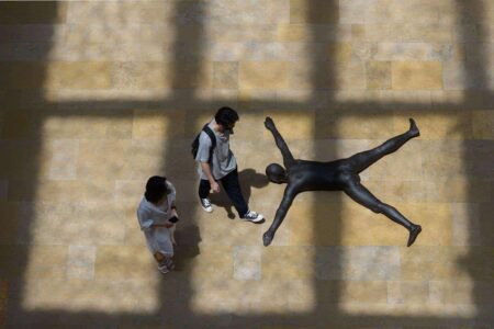 Close V. Antony Gormley at National Gallery Singapore. Foto: Joseph Nair . © Antony Gormley | antony gormley close v 1998 for antony gormley at national gallery singapore 2021 photograph by joseph nair _ the artist