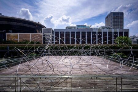 Horizon Field Singapore (2021). Ng Teng Fong Roof Garden Commission at National Gallery Singapore. Foto: Joseph Nair. © Antony Gormley | antony gormley horizon field singapore 2021 ng teng fong roof garden commission at national gallery singapore photogra