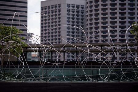 Horizon Field Singapore (2021). Ng Teng Fong Roof Garden Commission at National Gallery Singapore. Foto: Joseph Nair. © Antony Gormley | antony gormley horizon field singapore 2021 ng teng fong roof garden commission at national gallery singapore photogra