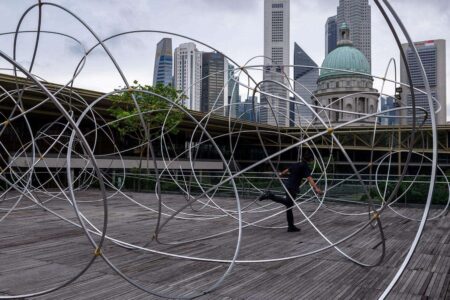 Horizon Field Singapore (2021). Ng Teng Fong Roof Garden Commission at National Gallery Singapore. Foto: Joseph Nair. © Antony Gormley | antony gormley horizon field singapore 2021 ng teng fong roof garden commission at national gallery singapore photogra