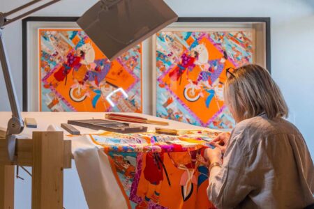Artesano de Hermès trabajando. Técnica 'velours au sabre' | artisan from hermes at work_simone padovanimichelangelo foundation_2339458