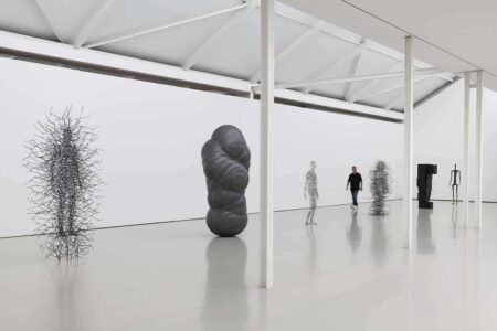 Learning to Be. Vista instalación. @ Antony Gormley. SCHAUWERK Sindelfingen | ausstellungsansicht_gormley_1