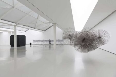 Learning to Be. Vista instalación. @ Antony Gormley. SCHAUWERK Sindelfingen | ausstellungsansicht_gormley_3