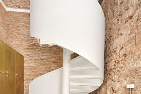 muro de ladrillos. escalera de caracol. estilo industrial. edificio en ruinas. Raúl Sánchez Architects | bsp20 2