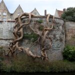 Banisteria Caapi (Desnatureza 4). Henrique Oliveira. 2021. Bruges Triennale. Arte y naturaleza | banisteria caapi desnatureza 4 2021 bruges triennale plywood and metal 5x6x1m no photo credit