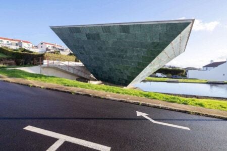 Pirámide invertida. Arquitectura religiosa | bernardo rodrigues1 2