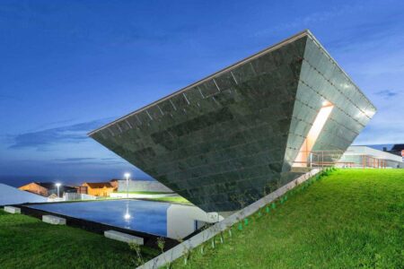 Pirámide invertida. Arquitectura religiosa | bernardo rodrigues13 2
