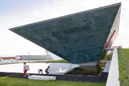 Pirámide invertida. Arquitectura religiosa | bernardo rodrigues9 2