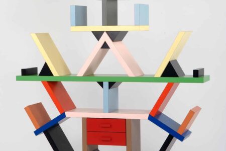 Bibliothèque Carlton, Ettore Sottsass. ©Yves Bresson, Musée d’art moderne et contemporain de Saint-Étienne Métropole. 12º Bienal Internacional de Diseño de Saint-Étienne | bibliotheque carlton ettore sottsass 1981 yves bresson musee dart moderne et co