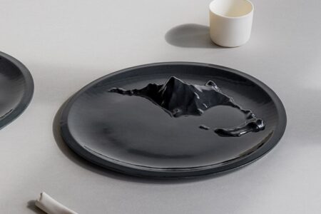 Black Mountain Plate. Terrain Vague. Brussels Design September. Diseño belga | black mountain plate