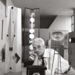 Exposición Bruno Munari. Fundación Juan March | bruno munari rodeado de varias de sus obras 1967 foto ugo mulas