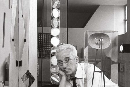 Exposición Bruno Munari. Fundación Juan March | bruno munari rodeado de varias de sus obras 1967 foto ugo mulas
