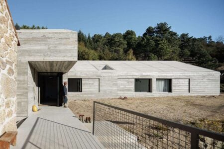 arquitectura portuguesa. Casa NaMora. Filipe Pina + David Bilo | casa na mora na guarda com arquitectura filipe pina arquitectura 3