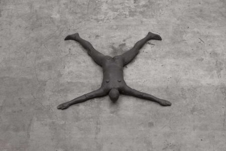 Close V. Antony Gormley at National Gallery Singapore. Foto: Stephen White. © Antony Gormley | close v 1998 cast iron 27 x 201 x 174 cm photograph by stephen white london the artist