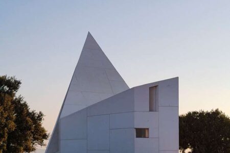 Capilla Sierra La Villa. Capilla moderna de Sancho Madridejos | capilla_sierra_la villa sancho_madridejos hisao_suzuki roomdisenocapilla_sierra_la villa sancho_madridejos hisao_suzuki roomdiseno1
