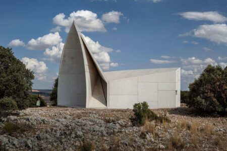 Capilla Sierra La Villa. Capilla moderna de Sancho Madridejos | capilla_sierra_la villa sancho_madridejos hisao_suzuki roomdisenocapilla_sierra_la villa sancho_madridejos hisao_suzuki roomdiseno16