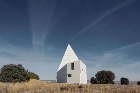 Capilla Sierra La Villa. Capilla moderna de Sancho Madridejos | capilla_sierra_la villa sancho_madridejos hisao_suzuki roomdisenocapilla_sierra_la villa sancho_madridejos hisao_suzuki roomdiseno17