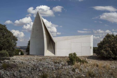 Capilla Sierra La Villa. Capilla moderna de Sancho Madridejos | capilla_sierra_la villa sancho_madridejos hisao_suzuki roomdisenocapilla_sierra_la villa sancho_madridejos hisao_suzuki roomdiseno6