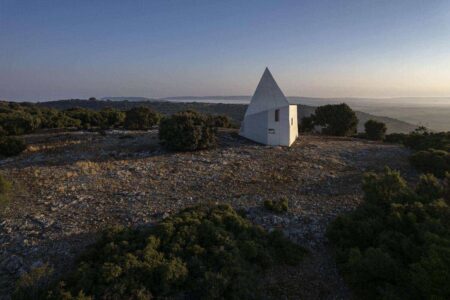 Capilla Sierra La Villa. Capilla moderna de Sancho MadridejosCapilla Sierra La Villa. Capilla moderna de Sancho Madridejos | capilla_sierra_la villa sancho_madridejos hisao_suzuki roomdisenocapilla_sierra_la villa sancho_madridejos hisao_suzuki roomdiseno