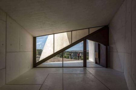 Capilla Sierra La Villa. Capilla moderna de Sancho Madridejos | capilla_sierra_la villa sancho_madridejos hisao_suzuki roomdisenocapilla_sierra_la villa sancho_madridejos hisao_suzuki roomdiseno9