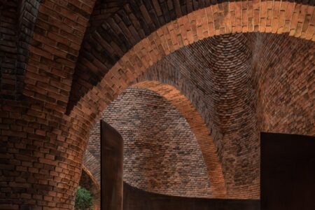 Artista chino. ladrillo rojo. Cheng Chung Design. Luo Xu | cheng chung design roomdiseno16