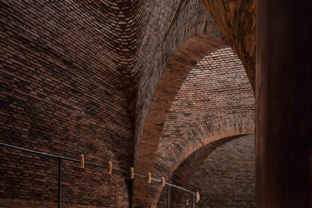 Artista chino. ladrillo rojo. Cheng Chung Design. Luo Xu | cheng chung design roomdiseno8