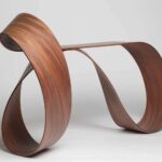 Console Mobius en Padouk. Pierre Renart. Maison Parisienne. Artesanía y Diseño contemporáneo | console mobius en padouk_by pierre renart_courtesy of maison parisienne c francois roelants 2020