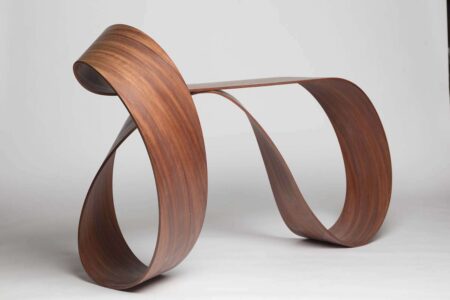 Console Mobius en Padouk. Pierre Renart. Maison Parisienne. Artesanía y Diseño contemporáneo | console mobius en padouk_by pierre renart_courtesy of maison parisienne c francois roelants 2020