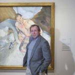 David Dawson posa ante el retrato que Freud hizo de él-Retrato del lebrel. Lucian Freud. Museo Thyssen-Bornemisza | david dawson posa ante el retrato que freud hizo de el retrato del lebrel