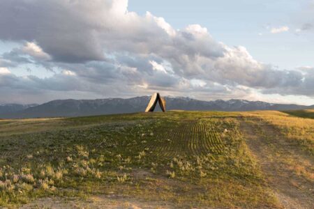Inverted Portal. Tippet Rise Art Center. Ensamble Studio. Paisajes artificiales. Land Art | ensamble studio_structures of landscape_inverted portal_0108