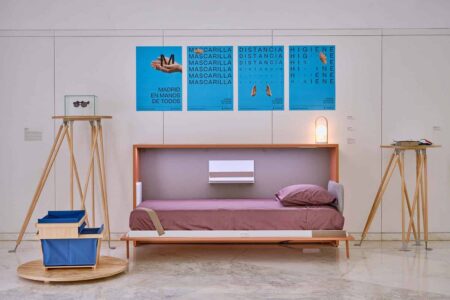 Cama de Óscar Tíscar y caja Amelia de Cenlitrosmetrocadrado.Vista exposición 