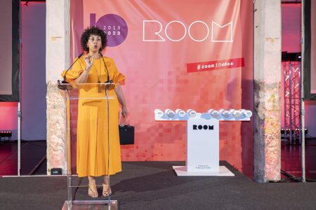 Gema Bonilla. Directora de Marketing de Formica presentando la performance RE-CONNECT con las Living Sculptures de Alex Hug. | fiesta_10a_room1