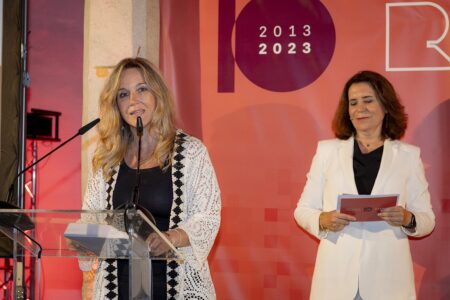 Cristina Colonques (Directora de Marketing de Grupo Porcelanosa) entregando el Premio Futuro | fiesta_10a_room15