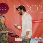 Mariví Calvo (CEO de LZF lamps) entregando a Lucas Muñoz el Premio Artesanía/Art Design. 1ª Edición Premios ROOM