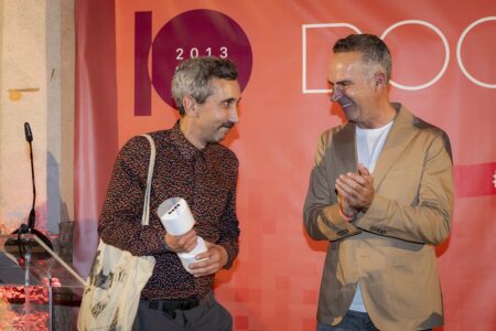 Ramón Esteve entregando a Roberto González (Office for Political Innovation) el Premio Proyecto de Arquitectura. 1ª Edición Premios ROOM | fiesta_10a_room22