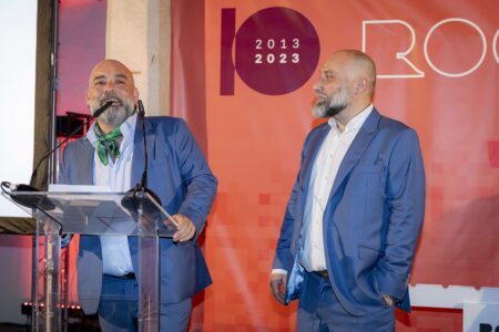 Emerio Arena y Antonio Jesús Luna presnetando en Premio Internacional de Diseño. 1ª Edición Premios ROOM | fiesta_10a_room25