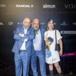 La artista Ana Barriga (Nominada Premio Proyecto Artístico) con nuestros editores | fiesta_10a_room52