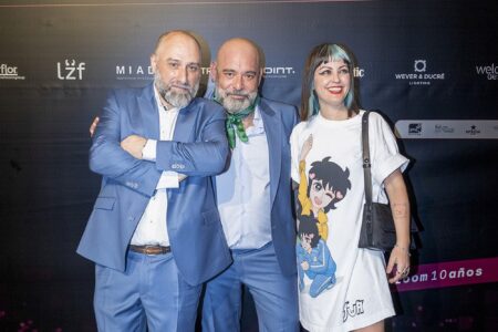 La artista Ana Barriga (Nominada Premio Proyecto Artístico) con nuestros editores | fiesta_10a_room52