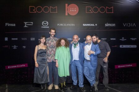 Marta Ayala Herrera (Nominada Premio Futuro) con Raquel Ares e Iñaki Albistur (Arquimaña, Ganadores Premio Diseño de Producto por la silla IKA) con Joel Blanco | fiesta_10a_room54