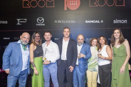 Javier Fernández Laserna (Director unidad de negocio de Oficina en Ofitres), María Jesús García (Kansei Cocinas y Marta Corral (Directora de Marketing de ALVIC) con Ana González y otros compañeros de la firma ALVIC | fiesta_10a_room55