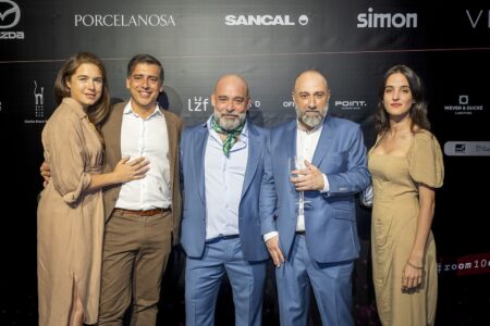 Héctor Ruiz-Velázquez (nominado a Premio proyecto de Interiorismo) con su mujer Valerie, la diseñadora Andreina Ravenrós con Emerio Arena y Antonio Jesús Luna | fiesta_10a_room9