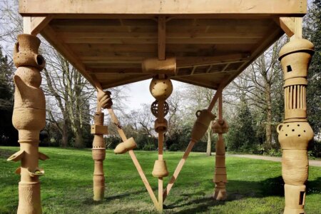Firesong for the bees, a tree of clay. Mariana Castillo Deball. Trienal de Brujas 2024. Foto: © Filip Dujardin